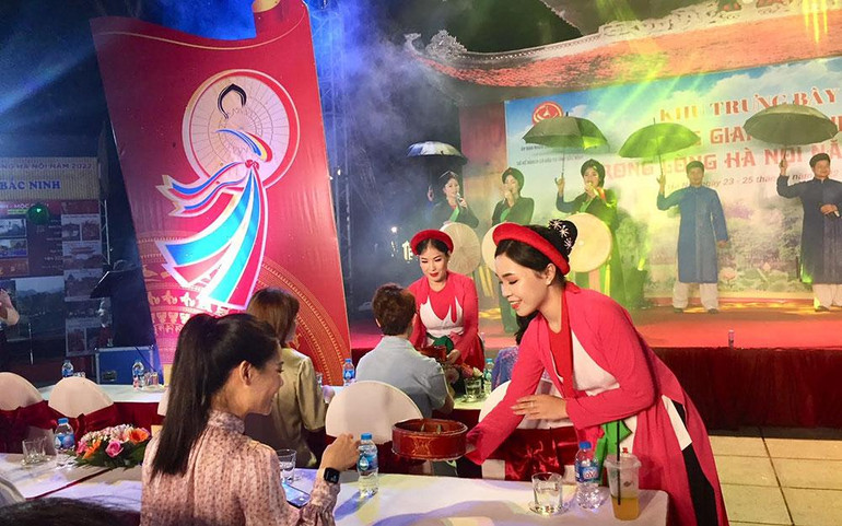 Các liền chị quan họ giao lưu với khán giả trong đêm khai mạc “Không gian Bắc Ninh trong lòng Hà Nội”.