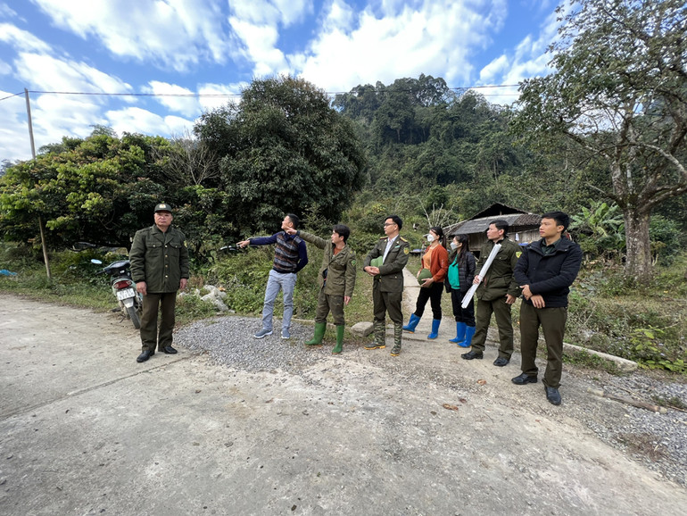 Các thành viên tổ tuần tra thống nhất chọn hướng tuyến từ Thẳm Mu lên Lủng Pảng. Trong khu Kim Hỷ có rất nhiều điểm xa, đi cả buổi mới tới, như: Lũng Lương, Xạ Hang, Bó Tham.... Với diện tích hơn 15.000ha, lại có khoáng sản vàng dưới lòng đất, để bảo vệ được các tổ tuần rừng phải hoạt động liên tục.