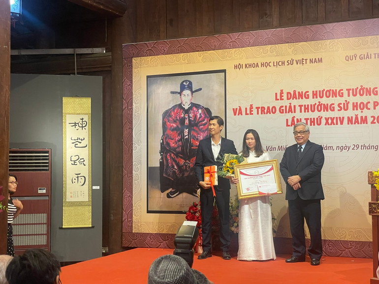 Tiến sĩ Trương Thị Phương, Viện Sử học, Viện Hàn lâm Khoa học xã hội Việt Nam nhận giải Nhì.