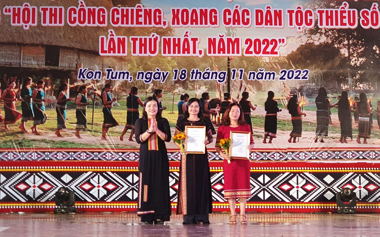 Phó Chủ tịch Ủy ban nhân dân tỉnh Kon Tum Y Ngọc trao Giải A cho đoàn Đăk Glei và Đăk Hà.