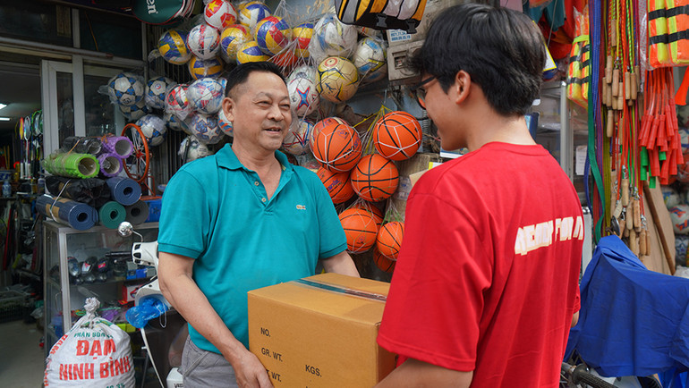 Thành viên dự án nhận đồ quyên góp từ người dân.