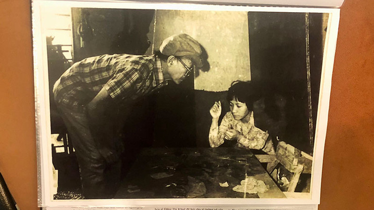 Họa sĩ Nguyễn Sáng và họa sĩ Đặng Thị Khuê. (Ảnh do họa sĩ Lương Xuân Đoàn lưu giữ)