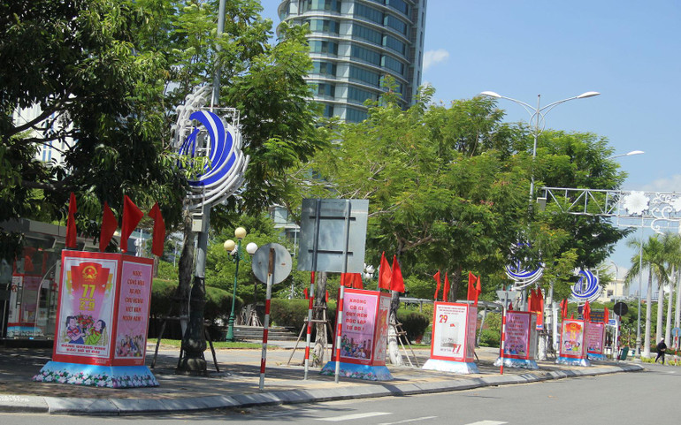 Áp phích tuyên truyền đặt tại các khu vực trung tâm thành phố. Áp phích tuyên truyền đặt tại các khu vực trung tâm thành phố.