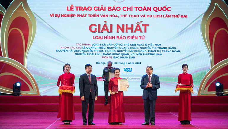 Đại diện nhóm tác giả Báo Nhân Dân nhận giải Nhất loại hình báo điện tử.