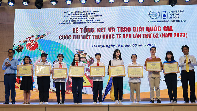 Các em đoạt giải Cây bút triển vọng.