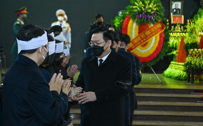 Chủ tịch Quốc hội Vương Đình Huệ chia buồn với gia quyến đồng chí Vũ Oanh. Chủ tịch Quốc hội Vương Đình Huệ chia buồn với gia quyến đồng chí Vũ Oanh.