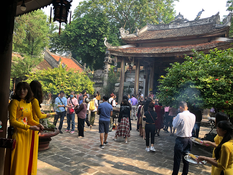 Người dân và du khách dâng hương tại Khu di tích Đa Hòa - Dạ Trạch.