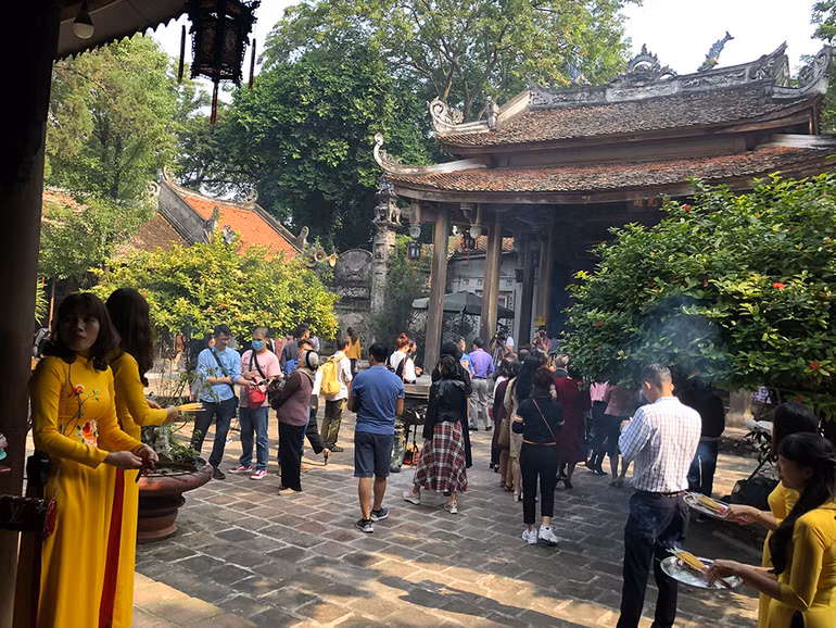 Người dân và du khách dâng hương tại Khu di tích Đa Hòa - Dạ Trạch. Người dân và du khách dâng hương tại Khu di tích Đa Hòa - Dạ Trạch.