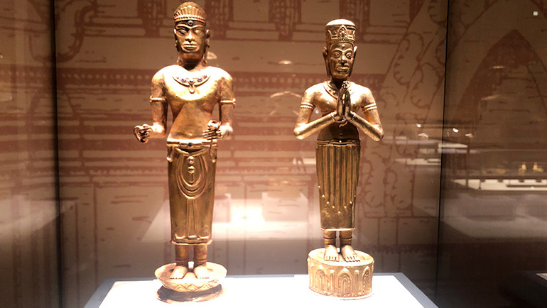 Các tượng nam thần và nữ thần.