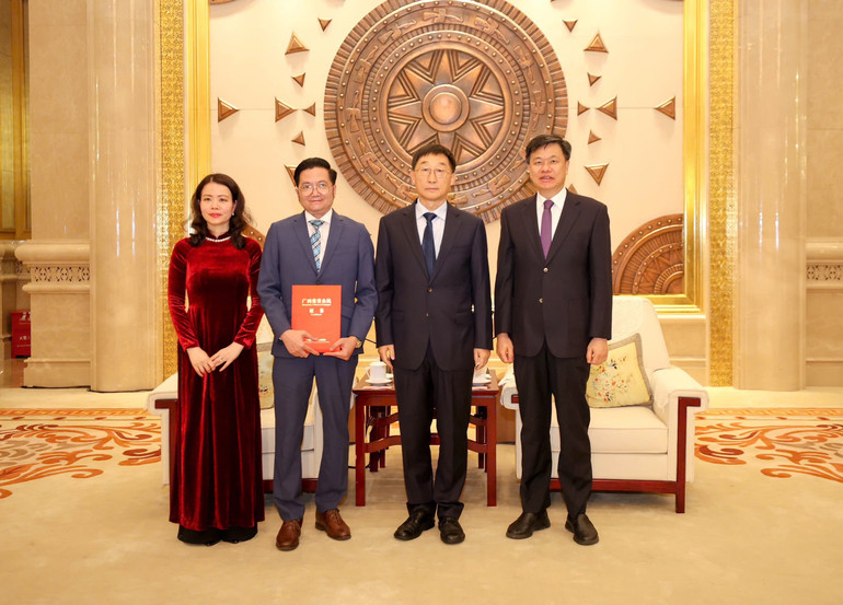 Lễ trao danh hiệu “Công dân danh dự Quảng Tây” cho Tổng Lãnh sự Đỗ Nam Trung.