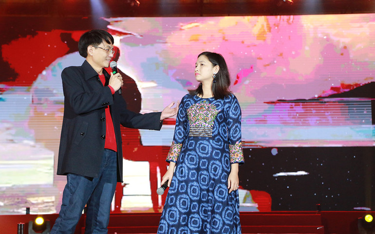 Các nhà thơ Lữ Mai và Nguyễn Minh Cường tham gia trình diễn Thơ Trẻ.