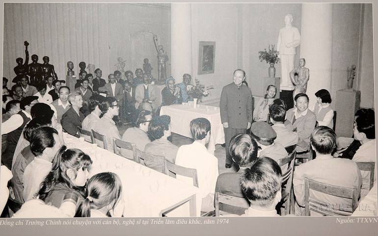 Hình ảnh đồng chí Trường Chinh nói chuyện với cán bộ, nghệ sĩ tại Triển lãm điêu khắc năm 1974. (Ảnh: TTXVN)