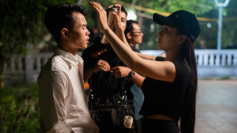 Lê Vĩnh Toàn chuẩn bị cho một cảnh quay. Lê Vĩnh Toàn chuẩn bị cho một cảnh quay.