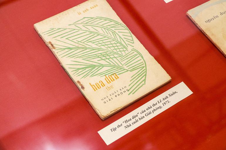 Tập thơ “Hoa Dừa” của nhà thơ Lê Anh Xuân được trưng bày tại đây.