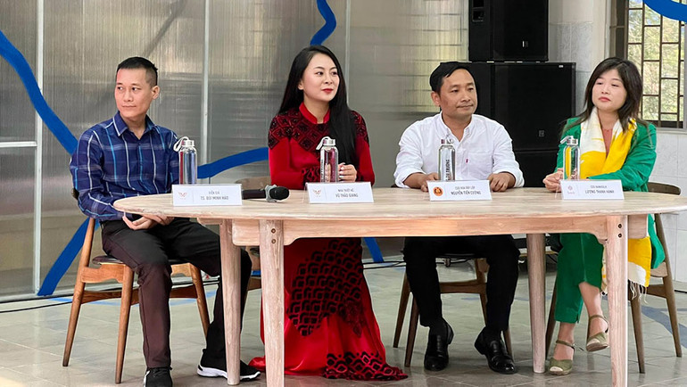 Nhà thiết kế Vũ Thảo Giang (thứ hai từ trái qua) tại tọa đàm “Vốn dân tộc, đòn bẩy cho khởi nghiệp sáng tạo”. Nhà thiết kế Vũ Thảo Giang (thứ hai từ trái qua) tại tọa đàm “Vốn dân tộc, đòn bẩy cho khởi nghiệp sáng tạo”.