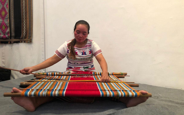 Nghệ nhân Châu Mạ trình diễn kỹ thuật dệt thổ cẩm của dân tộc mình.