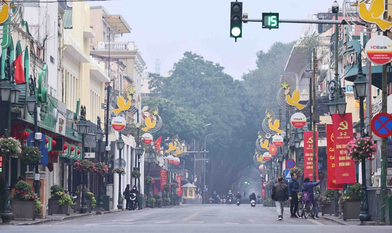 Vẻ tĩnh lặng trên phố Tràng tiền sáng mùng 1 Tết.