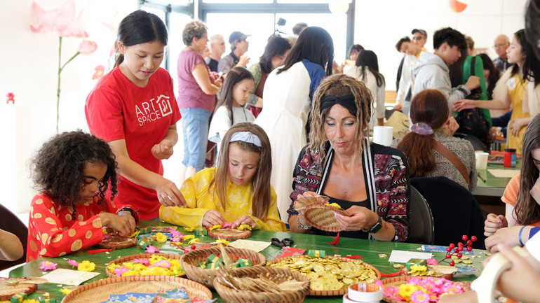 Các món đồ trang trí truyền thống của Việt Nam còn thu hút cả các phụ huynh. Các món đồ trang trí truyền thống của Việt Nam còn thu hút cả các phụ huynh.