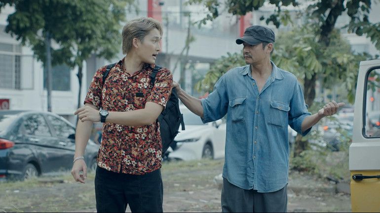 NSƯT Võ Hoài Nam và diễn viên Đình Tú trong phim “Những chặng đường bụi bặm”.