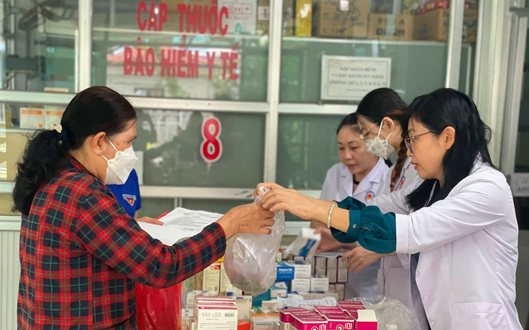 Bác sĩ khám bệnh và cấp thuốc miễn phí cho người dân nghèo, có hoàn cảnh khó khăn. Bác sĩ khám bệnh và cấp thuốc miễn phí cho người dân nghèo, có hoàn cảnh khó khăn.