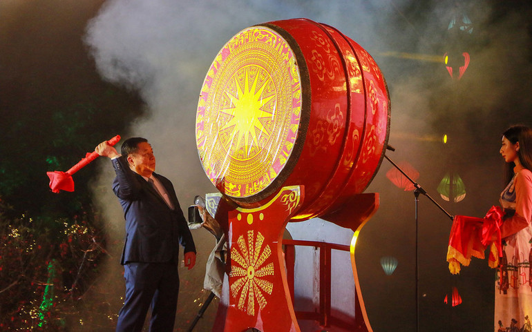 Đồng chí Nguyễn Trọng Nghĩa thực hiện nghi thức đánh trống khai mạc Đêm thơ.