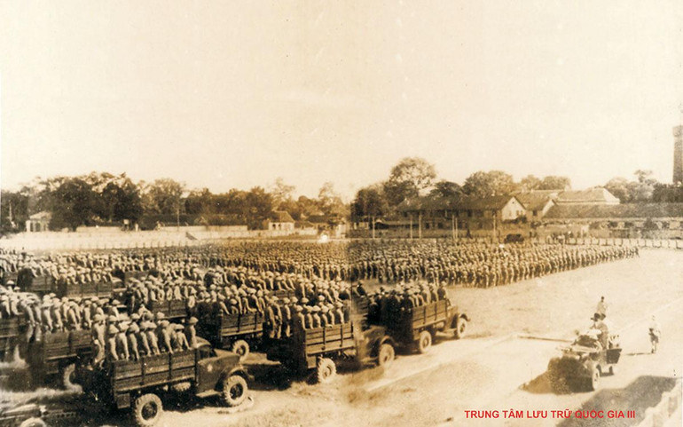 Lễ chào cờ tại sân Cột Cờ Hà Nội. (Ảnh: Trung tâm Lưu trữ Quốc gia III)