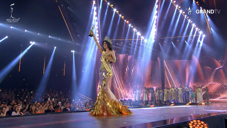 Tân hoa hậu trong những bước đi đầu tiên trên cương vị mới. (Ảnh chụp màn hình) Tân hoa hậu trong những bước đi đầu tiên trên cương vị mới. (Ảnh chụp màn hình)