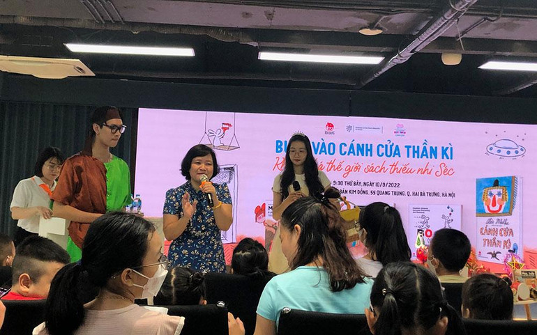 Tiến sĩ Nguyễn Thụy Anh dẫn dắt các trò chơi cho các khán giả nhí.