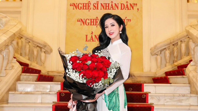 Danh hiệu Nghệ sĩ Ưu tú là động lực đối với ca sĩ, Tiến sĩ Phương Nga.