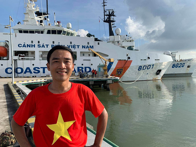 Nhà văn Trần Khánh Toàn trong chuyến đi thực tế lực lượng Cảnh sát biển.