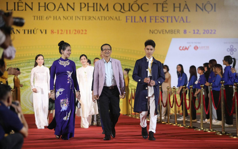 Đức Minsu và các diễn viên gạo cội Hoàng Huy, Minh Phương trong Lễ khai mạc Liên hoan phim.