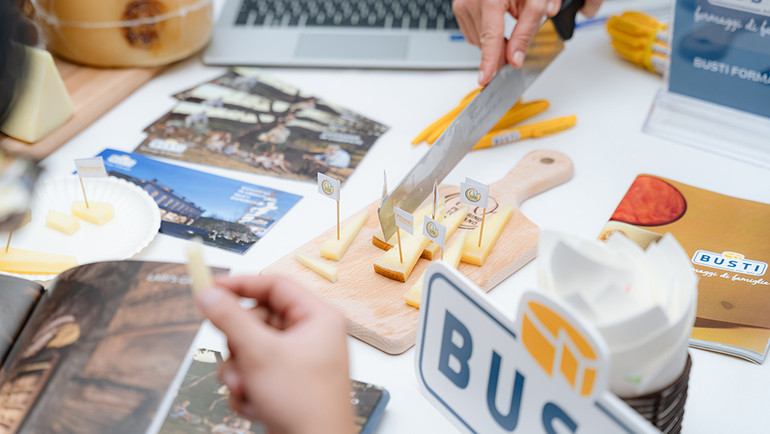 Nếm thử loại phô mai đặc trưng của Ý.