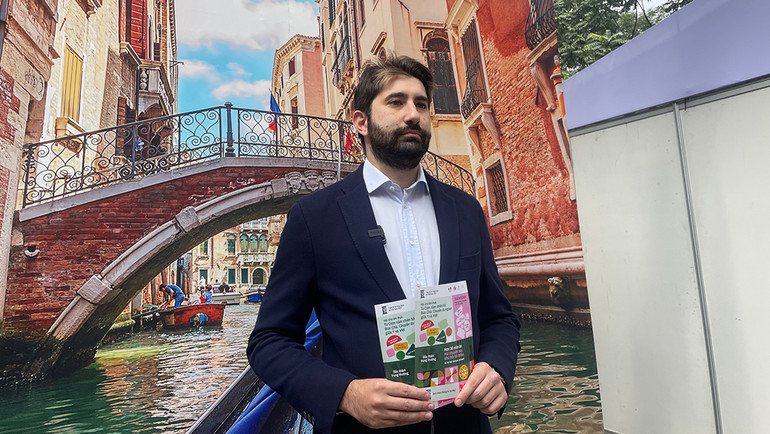 Ngài Phó Đại sứ Francesco Arcuri tại Hội chợ ẩm thực.