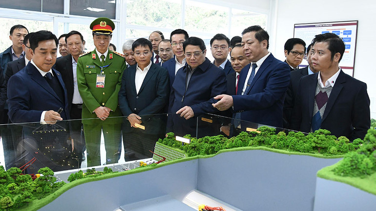 Thủ tướng Phạm Minh Chính nghe giới thiệu về mô hình kết cấu hầm đường bộ trên tuyến cao tốc Đồng Đăng - Trà Lĩnh. (Ảnh: Thanh Giang) Thủ tướng Phạm Minh Chính nghe giới thiệu về mô hình kết cấu hầm đường bộ trên tuyến cao tốc Đồng Đăng - Trà Lĩnh. (Ảnh: Thanh Giang)
