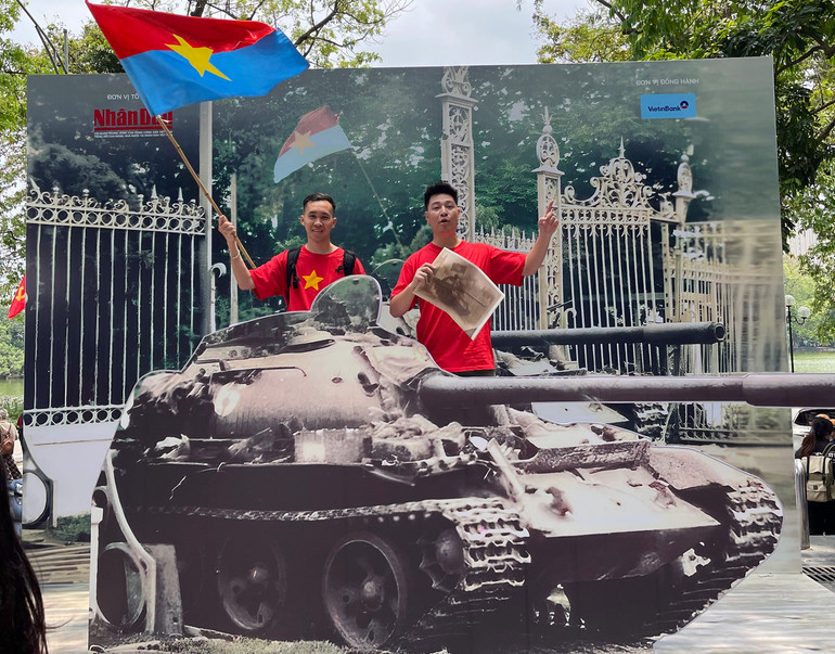 "Tuyền Văn hóa" chụp ảnh check-in tại triển lãm. (Ảnh: Nhân vật cung cấp)