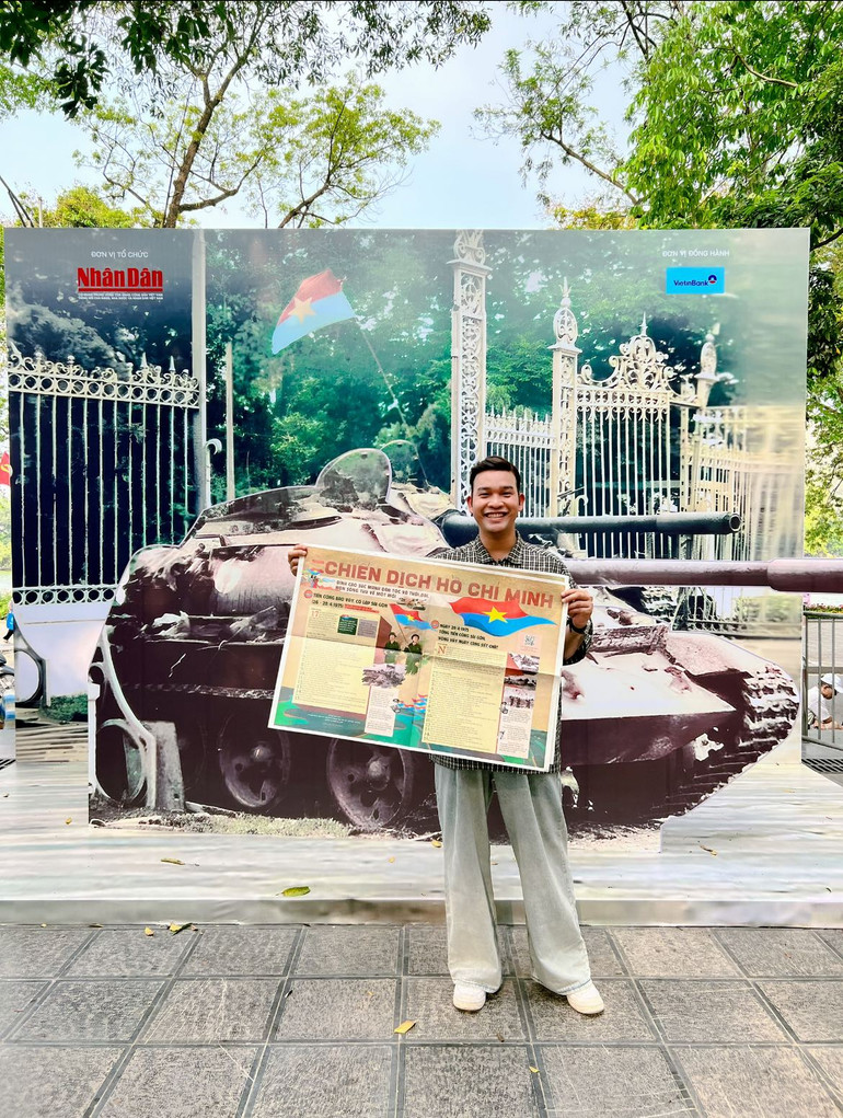 Bùi Ngọc Công hào hứng với tờ phụ san. (Ảnh: FP nhân vật)