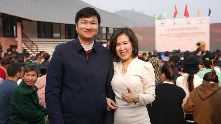 Đạo diễn Vũ Thanh Huyền và thành viên đoàn phim Lê Trung Kiên tại lễ khánh thành Khu tái định cư.