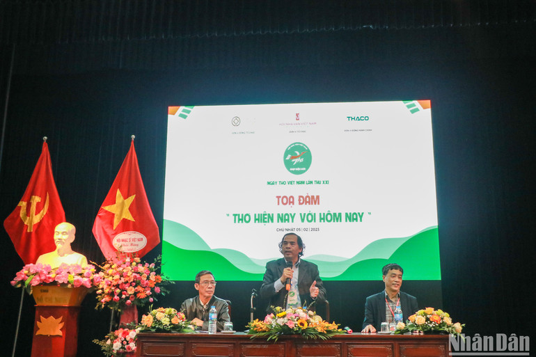 Buổi Tọa đàm “Thơ hiện nay với hôm nay” thu hút sự quan tâm của rất nhiều nhà thơ, nghệ sĩ nổi tiếng. (Ảnh: Nhà thơ Văn Giá phát biểu khai mạc buổi Tọa đàm)