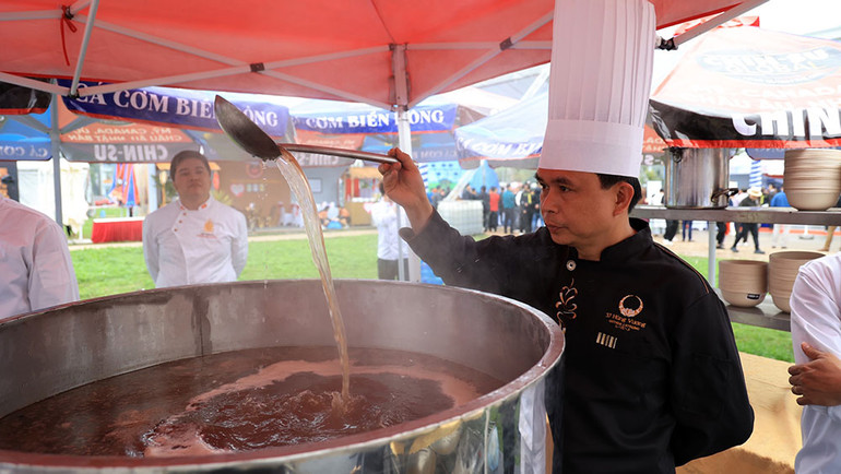 Nghệ nhân Lê Văn Khánh đang kiểm tra chất lượng nồi nước phở.