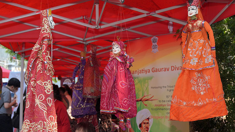 Nhiều mặt hàng thủ công mỹ nghệ Ấn Độ được giới thiệu tại Hội chợ. Nhiều mặt hàng thủ công mỹ nghệ Ấn Độ được giới thiệu tại Hội chợ.