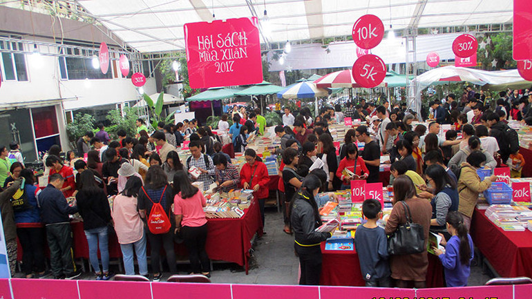 Các hội sách của các đơn vị xuất bản thu hút rất đông độc giả tìm mua sách.