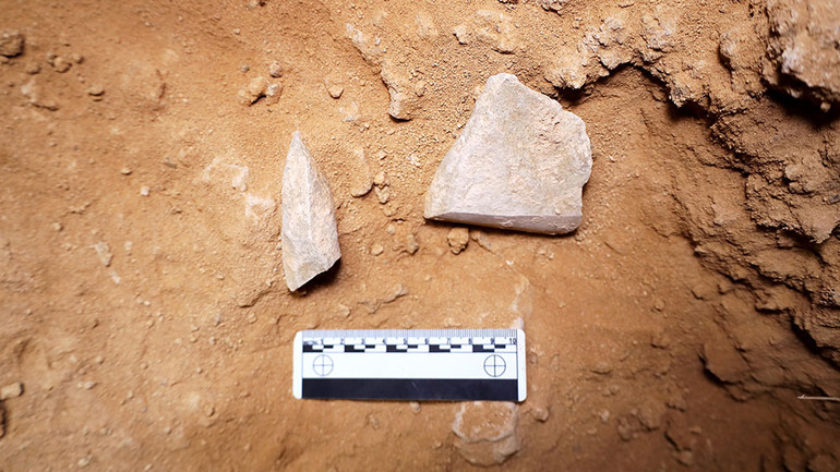 Công cụ mảnh có niên đại 41.500 năm. Công cụ mảnh có niên đại 41.500 năm.