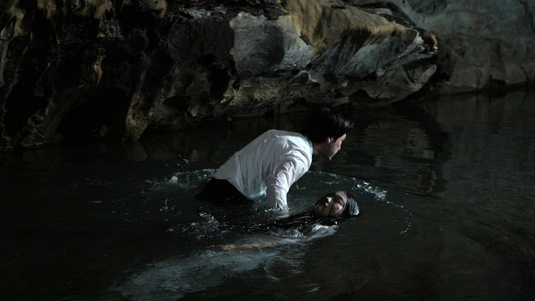 Xuân Thắng trong phân cảnh dìm Bé Quyên dưới hang sâu.