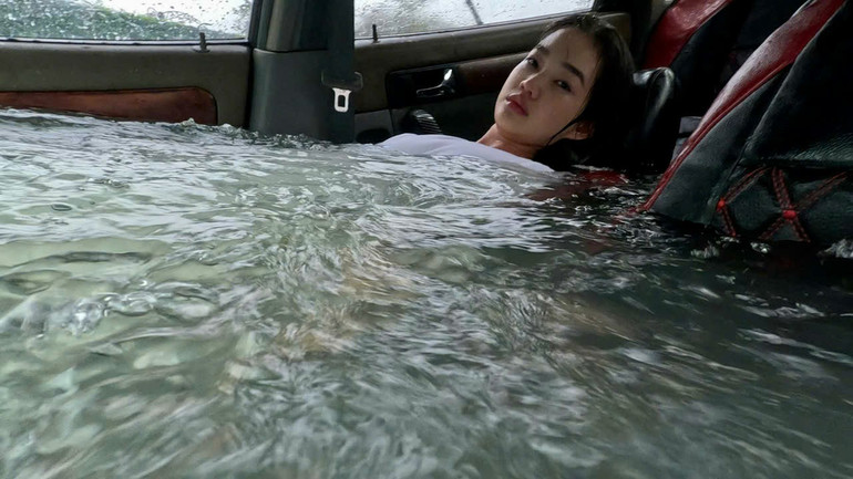 Bé Quyên trong phân cảnh bị dìm bên trong chiếc xe dưới nước.