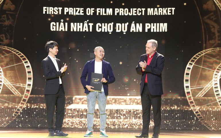 Đạo diễn Đỗ Thanh Sơn nhận giải nhất Chợ dự án phim cho "Chúa đất". Đạo diễn Đỗ Thanh Sơn nhận giải nhất Chợ dự án phim cho "Chúa đất".