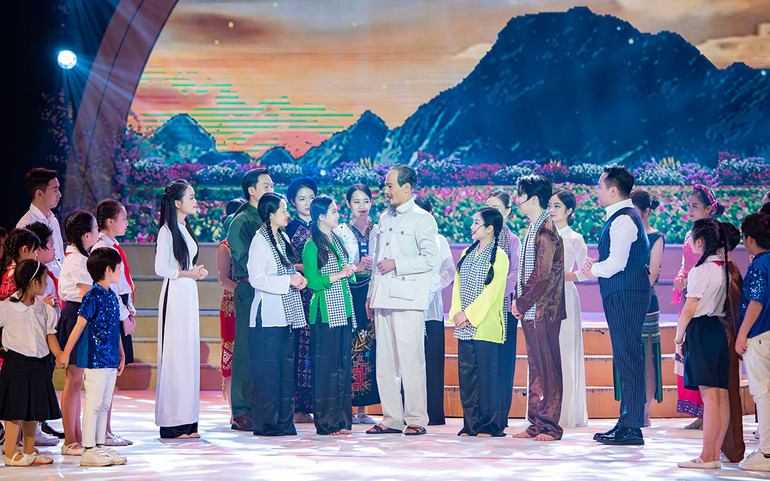 Ca cảnh “Bác Hồ với thiếu nhi”.