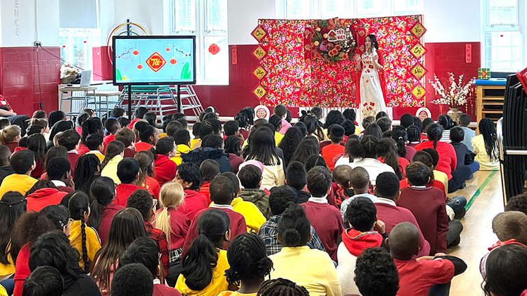 Nhà thiết kế Anna Hoàng giới thiệu về tà áo dài Việt Nam.