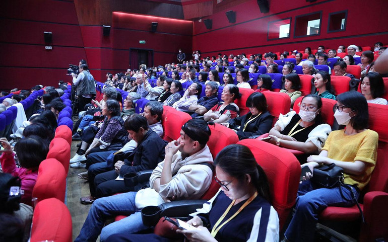 Phòng chiếu không còn một chỗ trống.