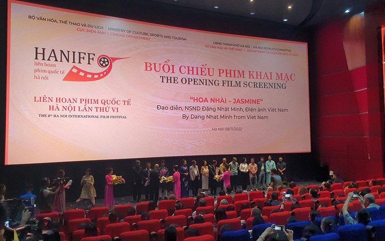 Đoàn làm phim trong buổi chiếu ra mắt.