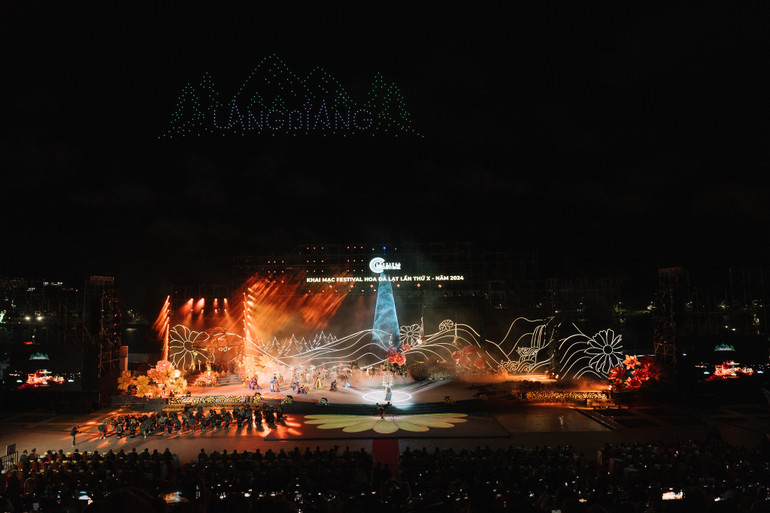 Sân khấu kết hợp với trình diễn drone.